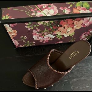 Brown leather Gucci slip on heel